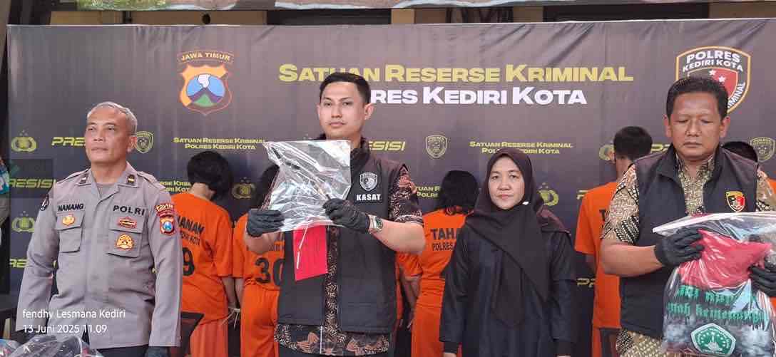 Polres Kediri Kota Gulung Komplotan Emak Emak Pencurian Lintas Kota Spesialis Swalayan Polres Kediri Kota Membekuk Kawanan Emak emak Pelaku Pencurian Spesialis Swalayan