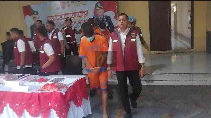 Polresta Sidoarjo Bongkar Skandal Ujian Perangkat Desa, Libatkan 3 Kades, Begini Modusnya Polresta Sidoarjo Mengamankan 3 Pelaku Jual Beli Jabatan Perangkat Desa