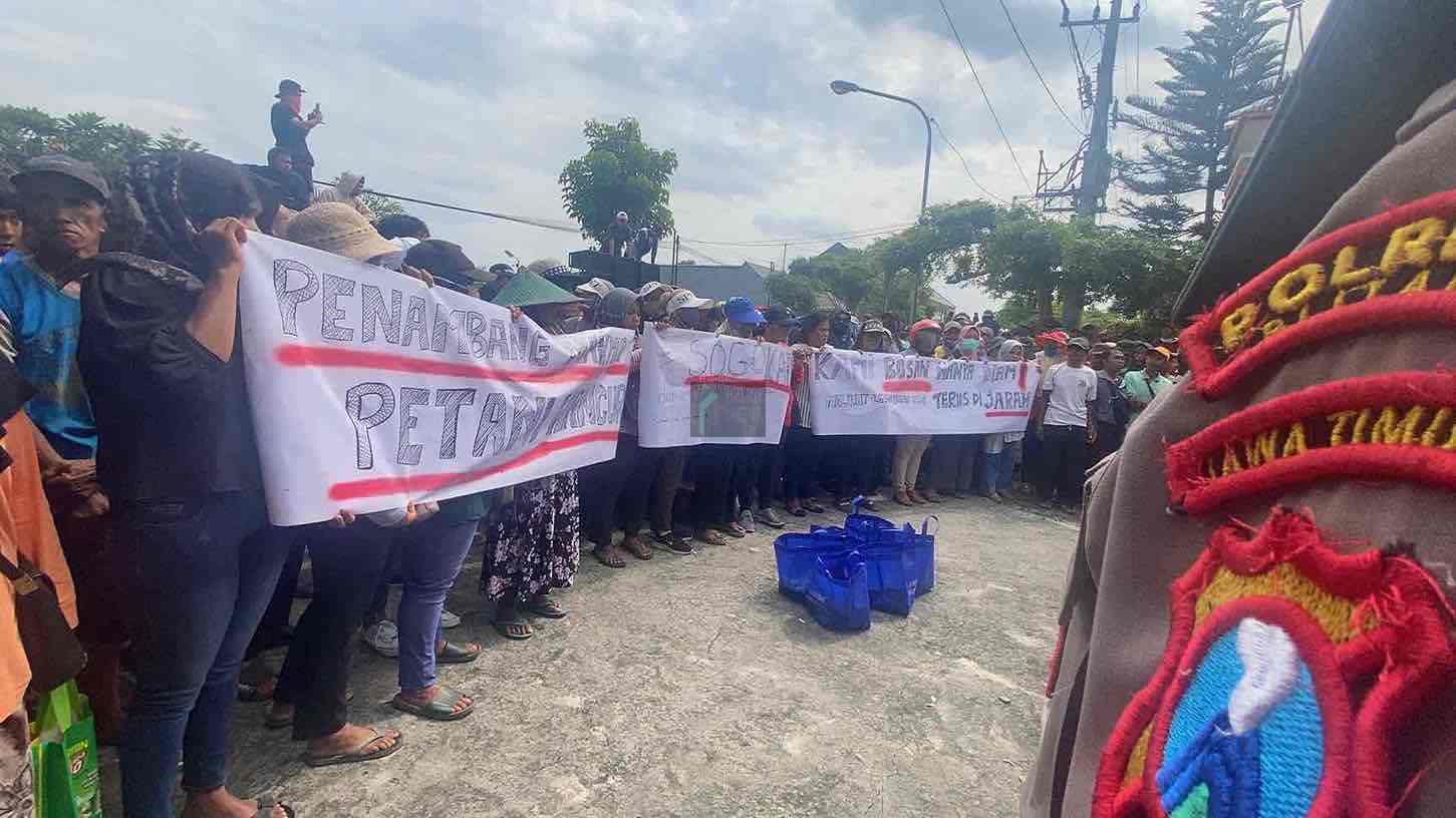 WALHI Jatim : IUP Operasi Produksi Bukanlah Lisensi untuk Merusak Lingkungan Ratusan Petani Demo Tolak Tambang Pasir