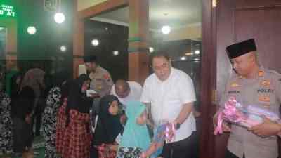 Polres Blitar Berikan Santunan untuk Anak Yatim Pondok Mambau’ul Ihsan Polres Blitar Berikan Santunan untuk Anak Yatim Pondok Mambau’ul Ihsan