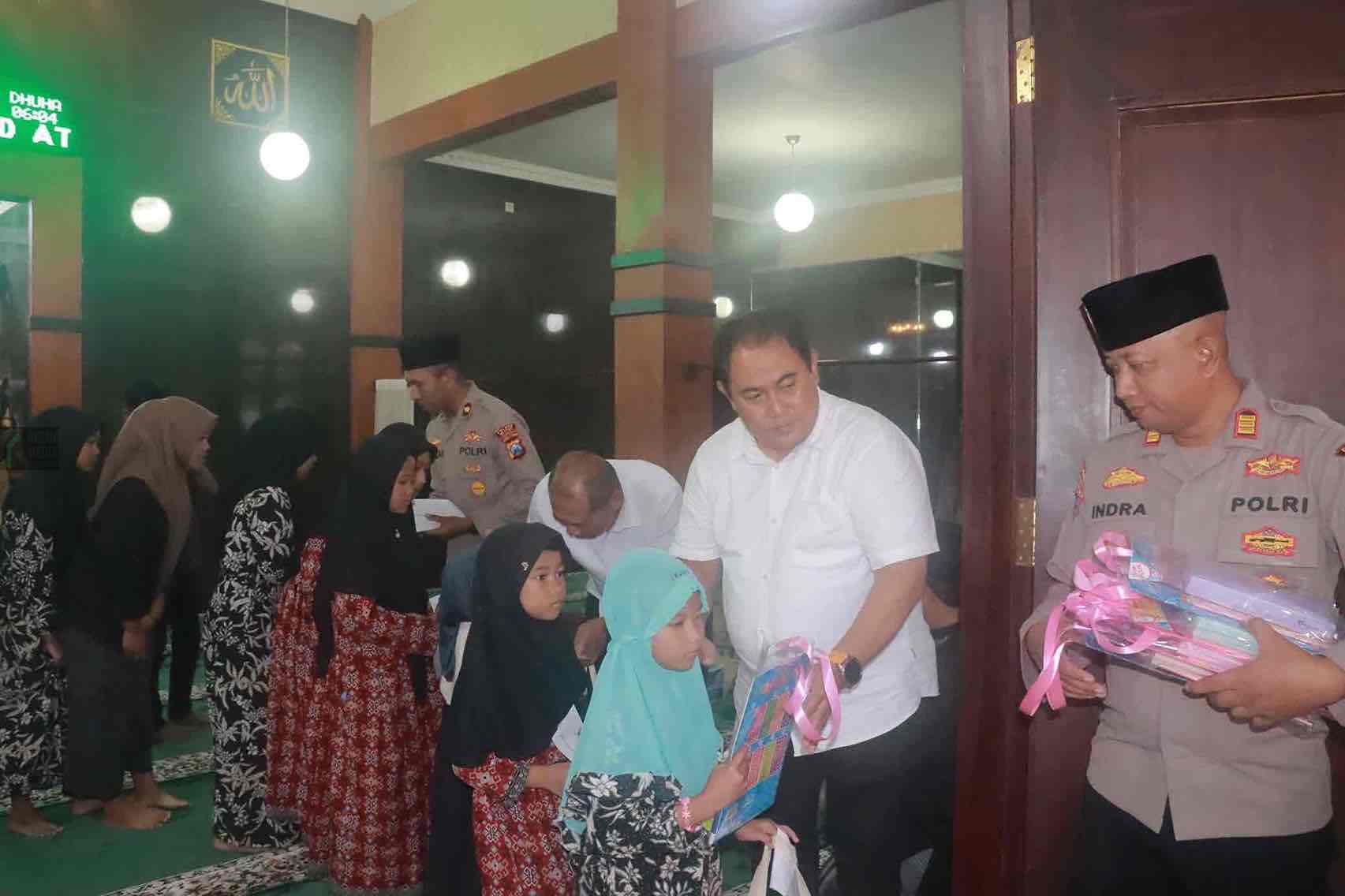 Polres Blitar Berikan Santunan untuk Anak Yatim Pondok Mambau’ul Ihsan Santunan Anak Yatim Polres Blitar