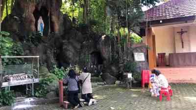 Umat Katolik menjalani ibadah di Goa Maria Kota Blitar