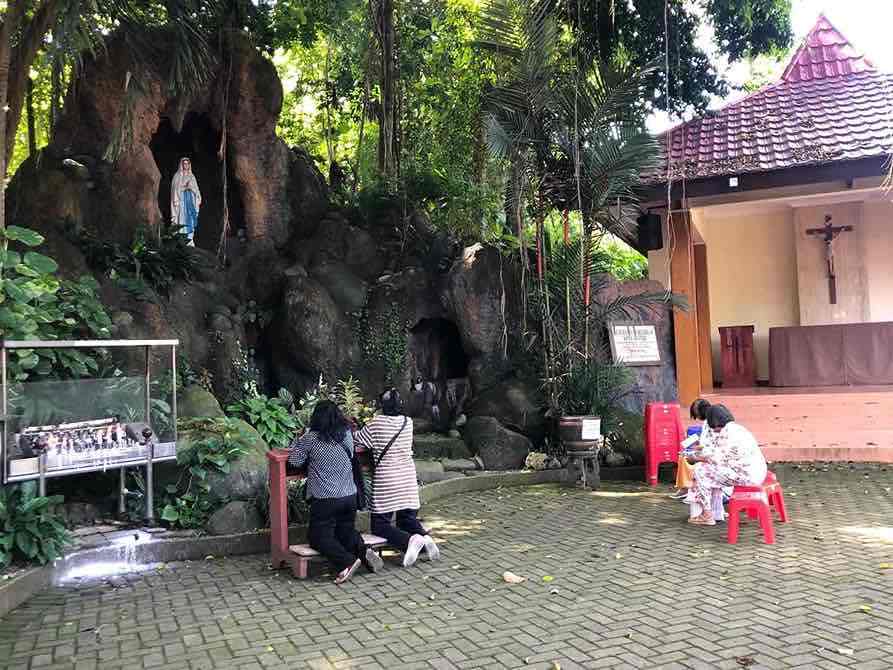 Goa Maria, Tempat Umat Katolik di Blitar Menghayati Makna Penderitaan Kristus Umat Katolik menjalani ibadah di Goa Maria Kota Blitar