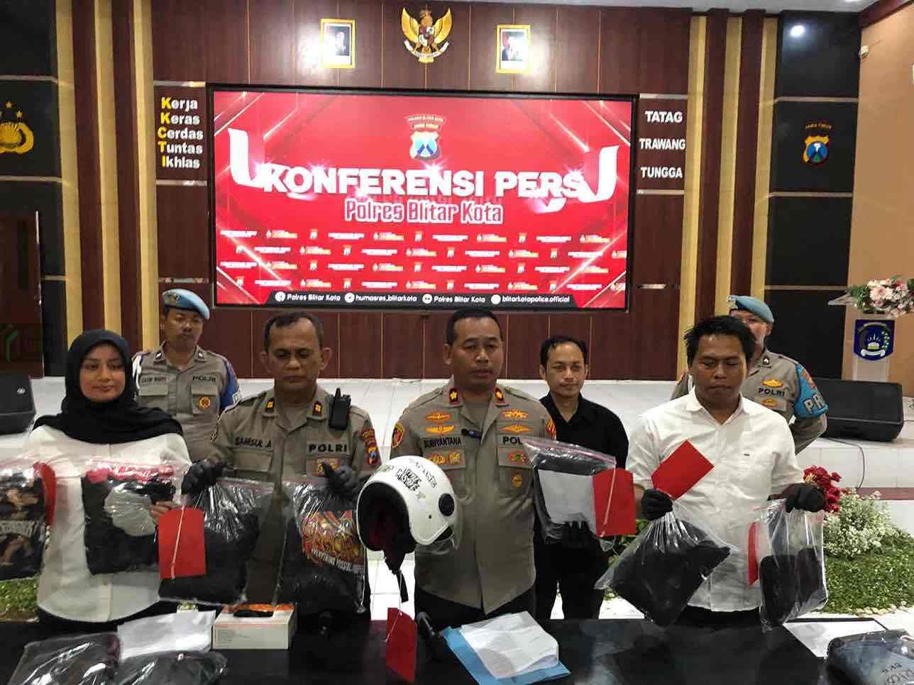 Wakapolres Kompol Subiyantana saat menbawa Barang Bukti