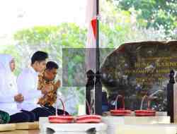 Wapres Gibran Ziarah ke Makam Ayahanda Ketum PDIP Megawati Soekarno Putri