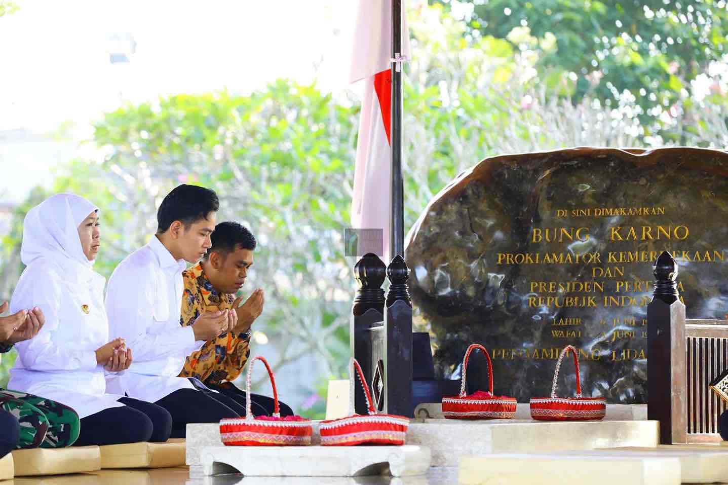 Wapres Gibran Ziarah ke Makam Ayahanda Ketum PDIP Megawati Soekarno Putri Wakil Presiden Gibran Rakabuming Raka bersama Gubernur Jawa Timur Khofiffah Indar Pawarangsa saat berziarah di Makam Bung Karno
