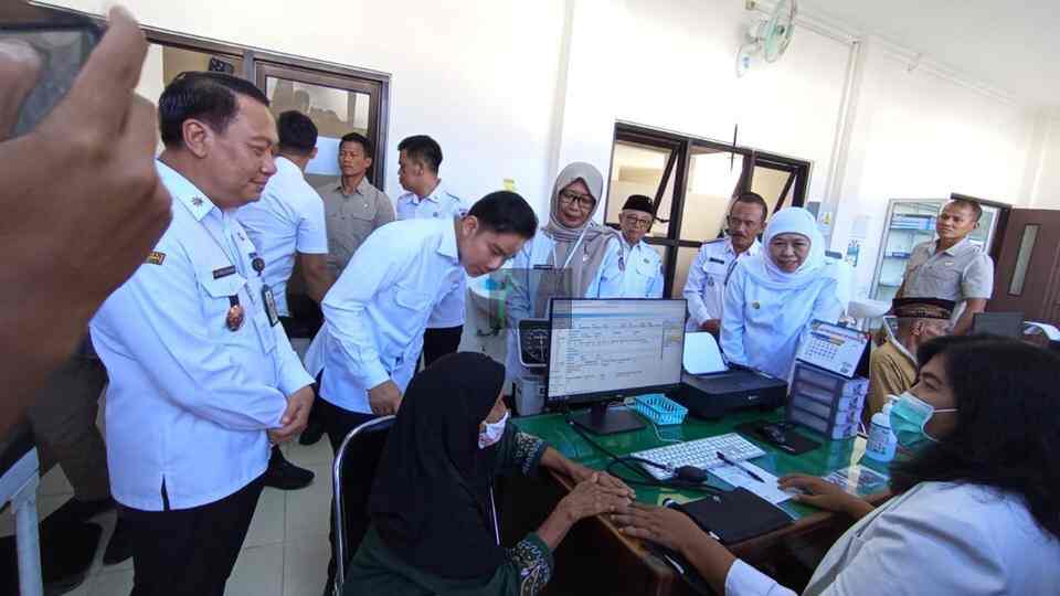 Wapres Gibran Periksa Fasilitas Kesehatan di Kota Blitar Wakil Presiden RI Gibran Rakabuming Raka Bersama Gubernur Jatim Khofiffah Indar Parawangsa saat Mengunjungi Puskesmas Sukorejo Kota Blitar