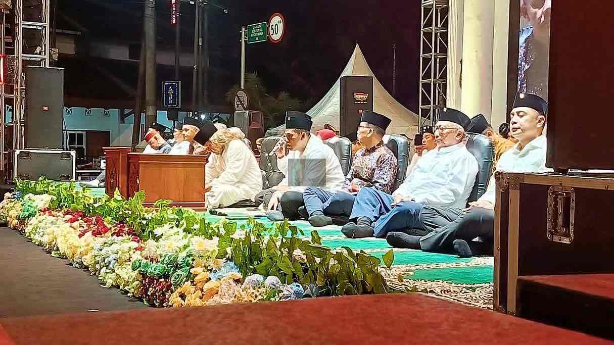 Semangat Gotong Royong Warnai Peringatan Haul ke-55 Bung Karno di Kota Blitar Wali Kota Blitar, Syauqul Muhibbin Memberikan Sambutan dalam Haul Bung Karno ke-55 di Kota Blitar