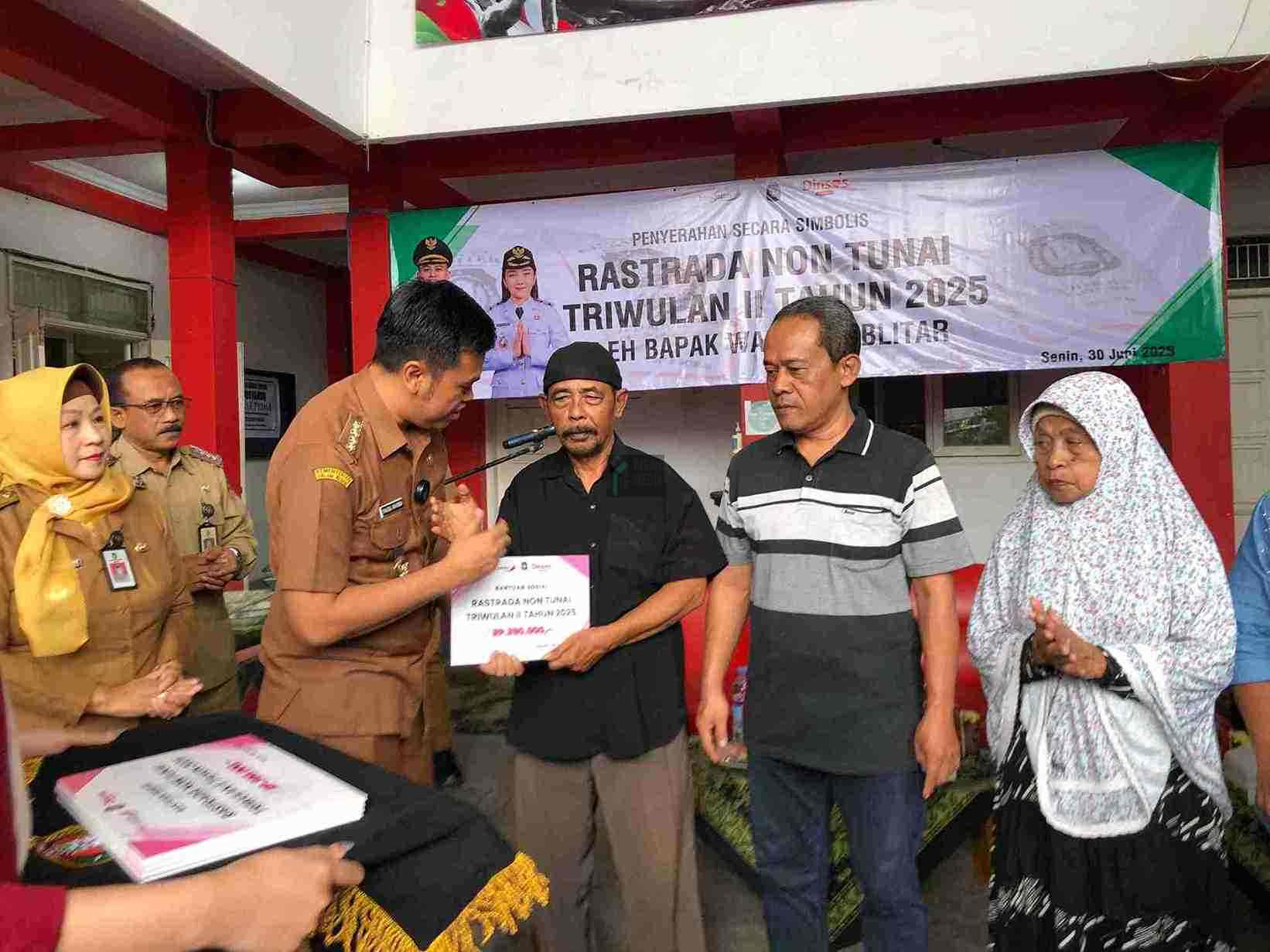 PKB Kota Blitar : Rastrada untuk Menekan Kemiskinan, Kalau Dikurangi ? Wali Kota Blitar Syauqul Muhibbin Menyalurkan Rastrada kepada Warganya