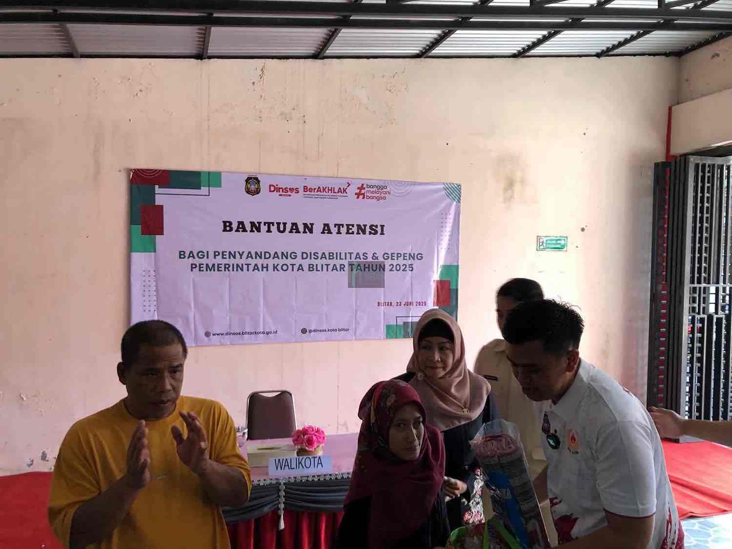 Wali Kota Blitar Syauqul Muhibbin saat menyalurkan bantuan PPKS untuk Penyandang Disabilitas