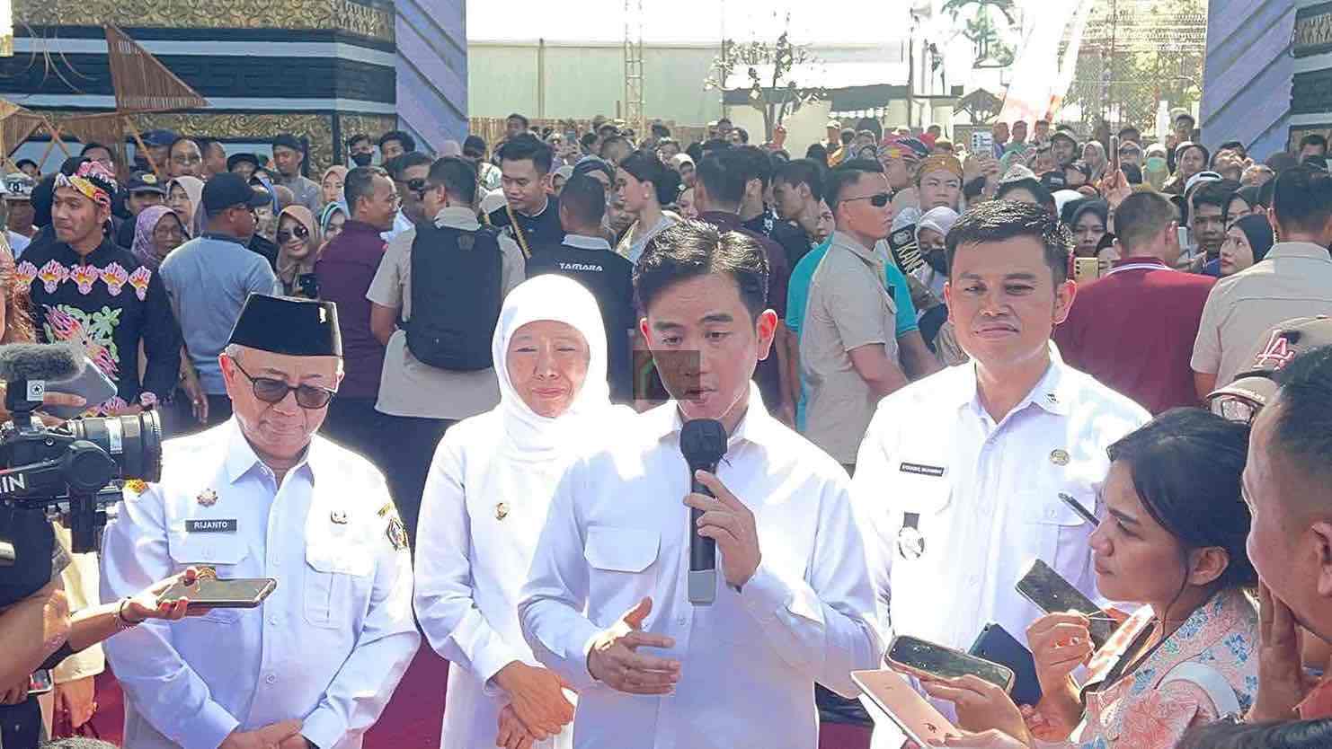 Buka Blitar Jadoel, Wapres Gibran Dorong UMKM Dirangkul Lewat Pasar Online dan Koperasi Wapres Gibran bersama Gubernur Jatim Bupati Blitar Rijanto dan Wali Kota Blitar Syauqul Muhibbin