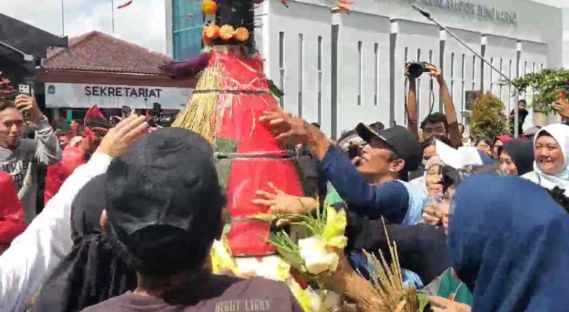Warga Berebut Gunungan di Gerebek Pancasila, Wali Kota Blitar : Hari Lahir Pancasila Menjaga Nilai-Nilai Luhur Bangsa Warga Berebut Gunungan Hasil Bumi di Acara Gerebek Pancasila, Perinhatan Hari Lahir Pancasila