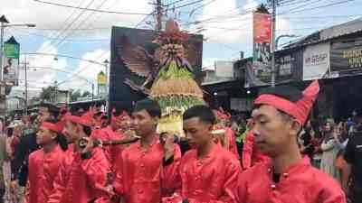 Warga Membawa Gunungan Hasil Bumi Simbol 5 Sila dan Pancasila dalam Gerebek Pancasila di Kota Blitar 2025