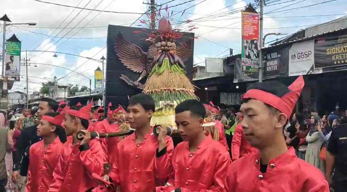 Warga Berebut Gunungan di Gerebek Pancasila, Wali Kota Blitar : Hari Lahir Pancasila Menjaga Nilai-Nilai Luhur Bangsa Warga Membawa Gunungan Hasil Bumi Simbol 5 Sila dan Pancasila dalam Gerebek Pancasila di Kota Blitar 2025