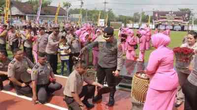 60 Anggota Polres Blitar Naik Pangkat