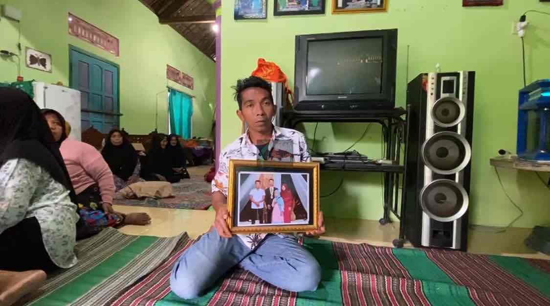 Tragedi KMP Tunu Pratama Jaya, Bapak dan Anak Warga Blitar Jadi Korban Agus Setiyo Budi Keluarga Korban KMP Tenggelam