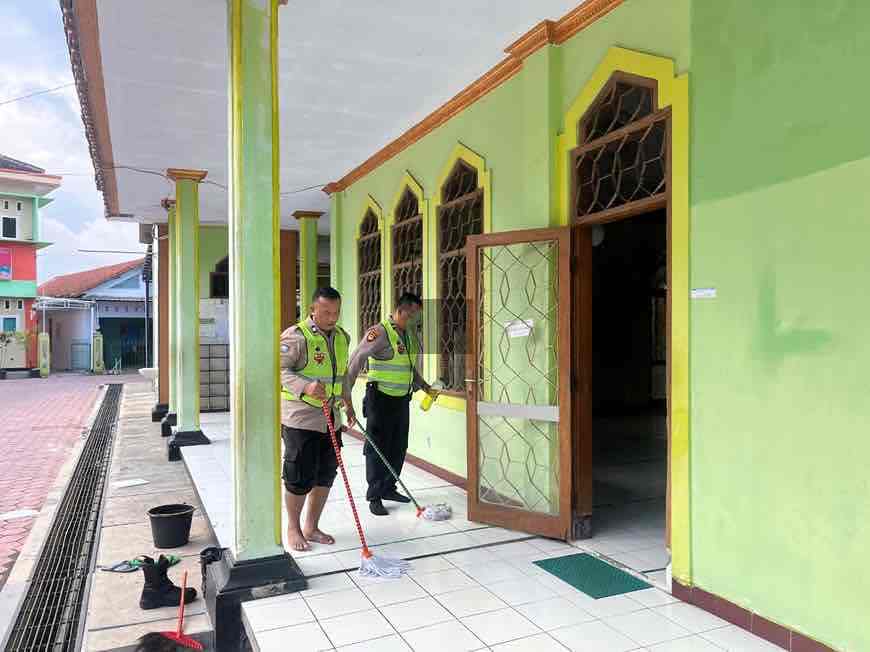 Anggota Polres Kebumen Menggelar Bakti Religi di Masjid Al Amin Kompleks Islamic Centre Kelurahan Panjer KecamatanKabupaten Kebumen Jawa Tengah