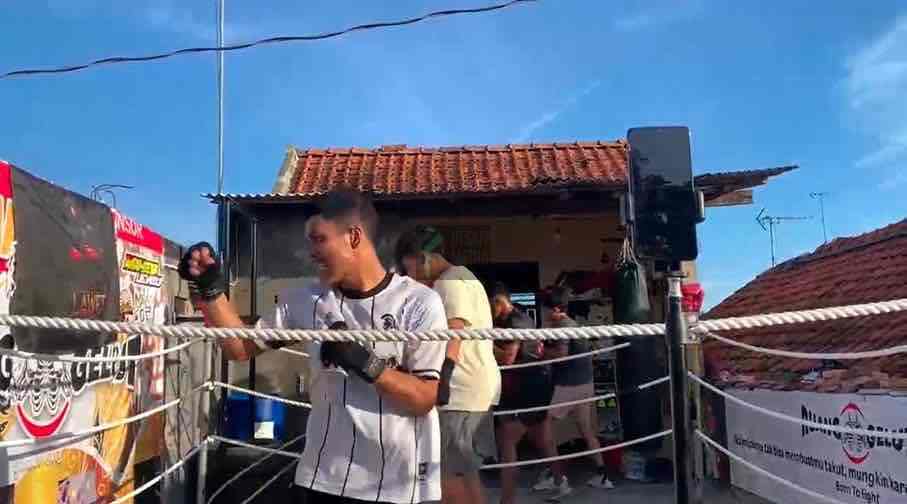 Seorang Bapak di Kebumen Ubah Loteng Rumah Jadi Boxing Camp jadikan Atlet Profesional Atlet Tinju Berlatih di Lawet Boxing Cam Kebumen