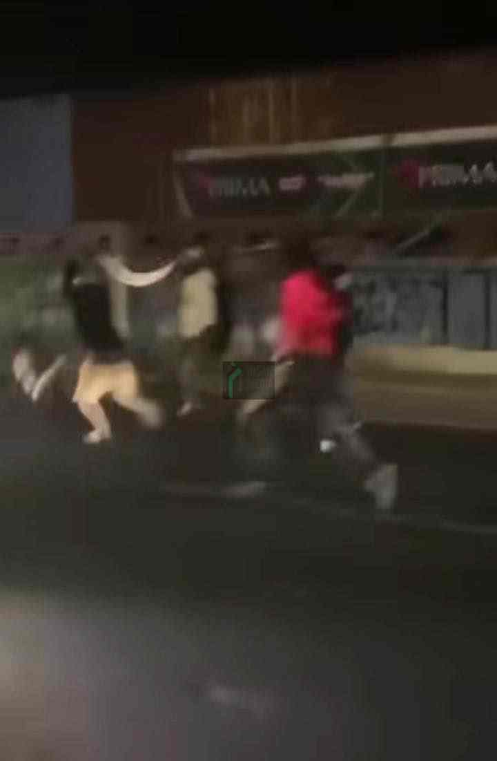 Bentrokan Mengerikan di Porong Ketakutan, Gangster Bersenjata Celurit Bentrokan Sejumlah Pemuda Diduga Gengster Bersenjata Celurit dan Pedang Terlibat Bentrok di Jalan Raya Porong Sidoarjo