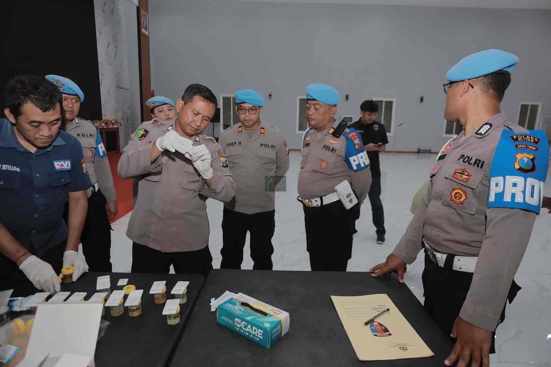 Bid Propam Polda Jatim Mitigasi ke Polres Blitar, Penguatan Disiplin dan Pengawasan Internal Bid Propam Polda Jawa Timur Memeriksa Urine Anggota Propam Polres Blitar