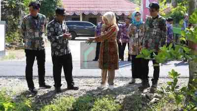 Bupati Kebumen Lilis Nuryani Pantua Langsung Pembangunan Jalan agar Berjalan Baik Bupati Kebumen Lilis Nuryani Pantua Langsung Pembangunan Jalan agar Berjalan Baik