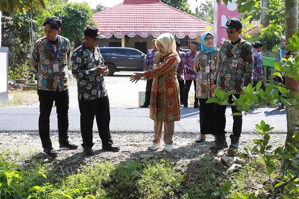 Bupati Kebumen Lilis Nuryani Pantua Langsung Pembangunan Jalan agar Berjalan Baik Bupati Kebumen Jawa Tengah Lilis Nuryani Memantau Pembangunan Infrastruktur Jalan di Beberapa Titik Secara Langsung