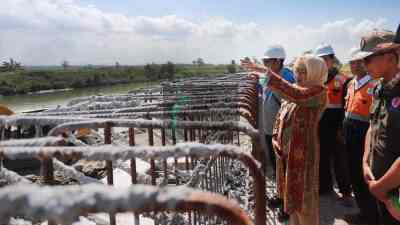 Bupati Kebumen Lilis Nuryani Tinjau Pembangunan Jembatan Weton Kulon