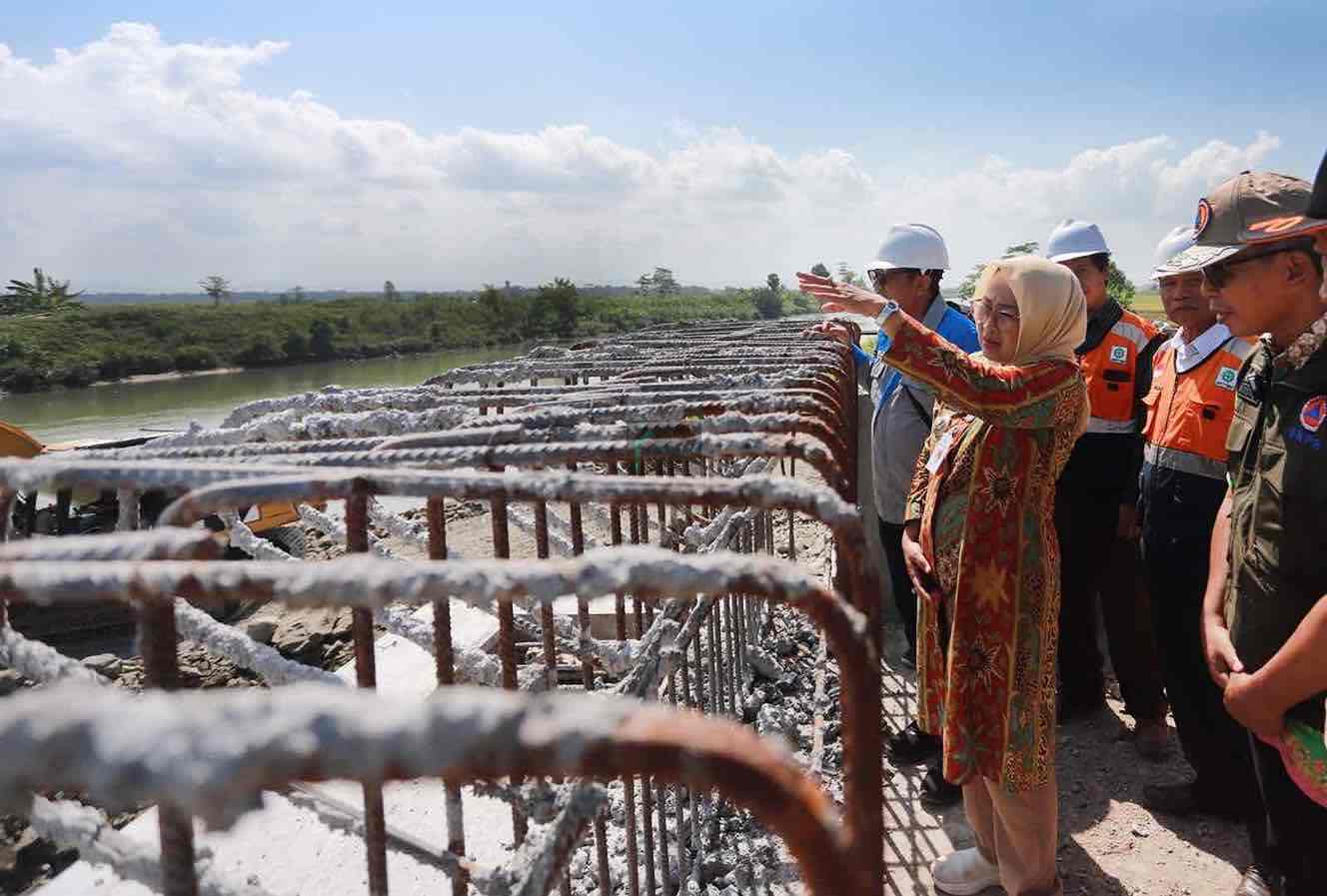 Bupati Kebumen Lilis Nuryani Tinjau Pembangunan Jembatan Weton Kulon Bupati Kebumen Jawa Tengah Lilis Nuryani Memantau Pembangunan Infrastruktur di Beberapa Titik Secara Langsung