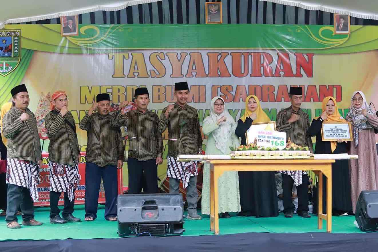 Desa Tirtomoyo Kebumen Sambut Usia ke-168 Tahun, Bupati Lilis Nuryani Janji Tingkatkan Kualitas Infrastruktur Bupati Kebumen Lilis Nuryani