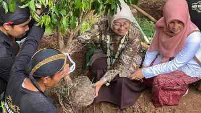 Bupati Kebumen Lilis Nuryani Menanam Pohon Beringin saat Peresmian Sanggar Pager Bumi Panembahan