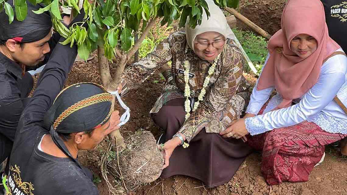Bupati Kebumen Lilis Nuryani Menanam Pohon Beringin saat Peresmian Sanggar Pager Bumi Panembahan