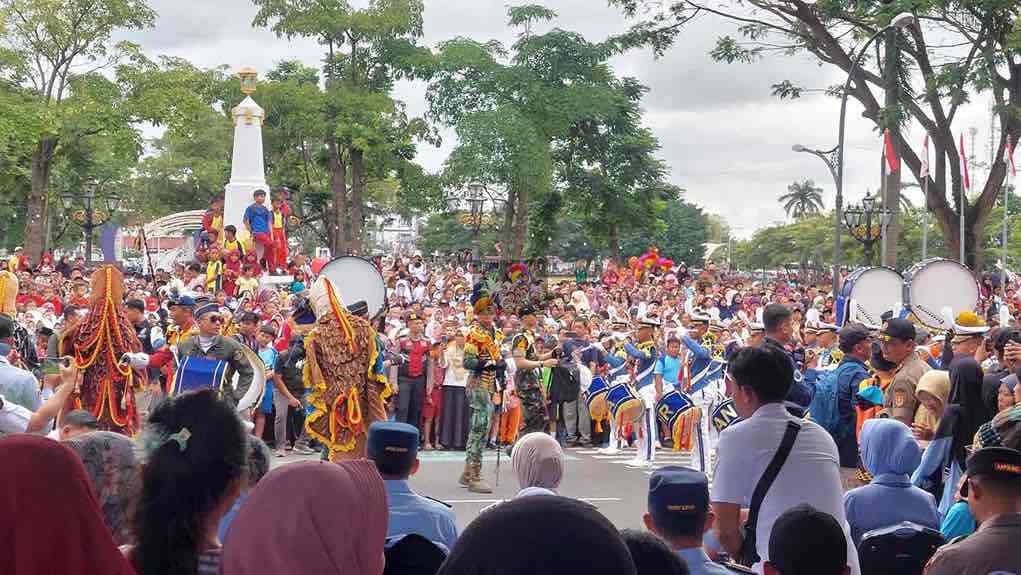 Drumband Gita Dirgantara AAU Getarkan Ribuan Warga Purworejo Drumband Gita Dirgantara AAU
