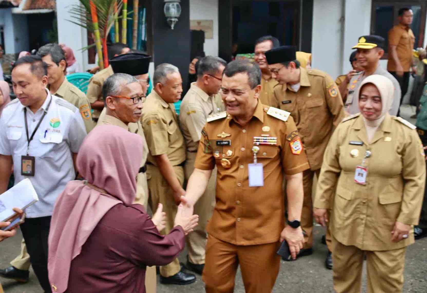 Gubernur Jateng, Ahmad Luthfi: Jangan Coba-coba Timbun Bahan Pokok Penting Gubernur Jateng Ahmad Luthfi Menemui Warga di Kabupaten Purworejo