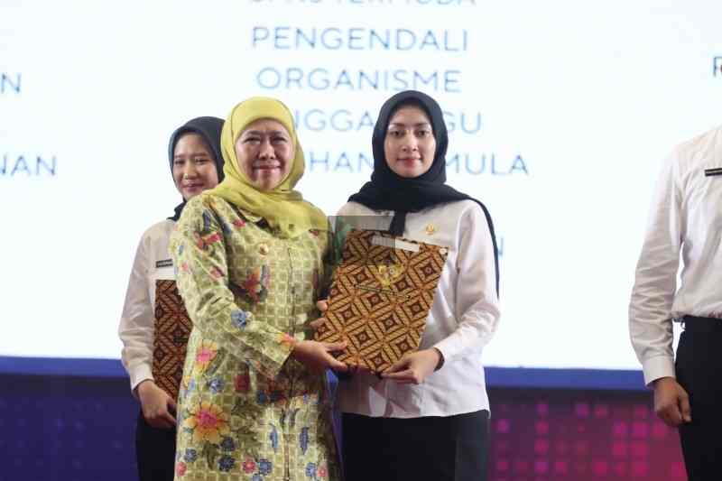 Sebanyak 4 Ribu Lebih Pemprov Terima SK Pengangkatan dari Gubenur Jatim Gubernur Jawa Timur Khofifah Indar Parawansa di Gedung Graha Unesa Surabaya