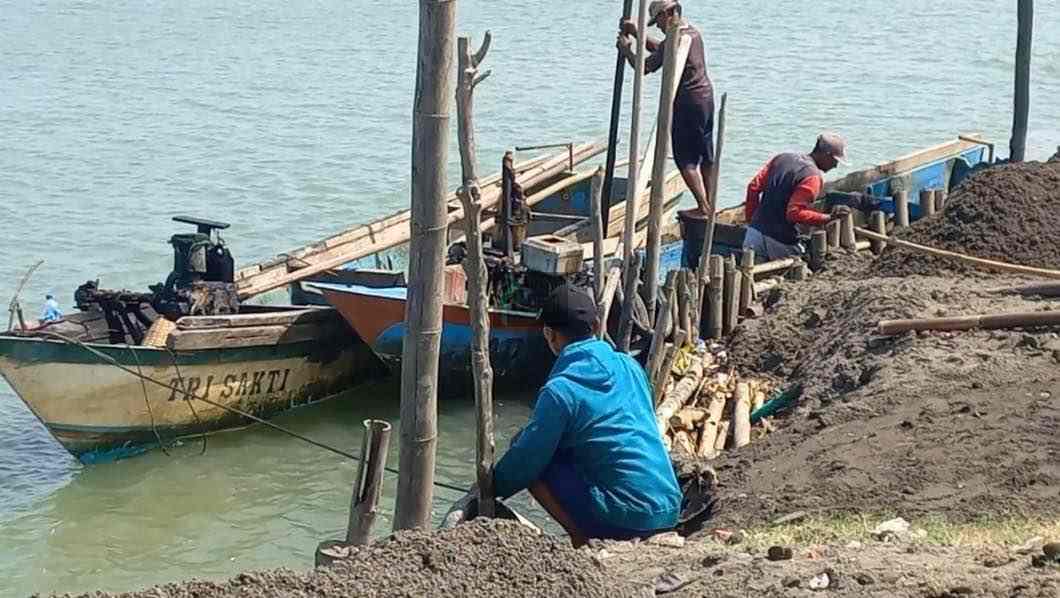 Tindak Tegas, Kades Tanggulangin Tutup Tambang Pasir Kades Tanggulangin Klirong Moh Kasimin Menutup Tambang Pasir di Desanya