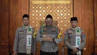 Kapolres Blitar Berikan Apresiasi pada Anggota Berprestasi, Hadiahi 2 Personel Umroh