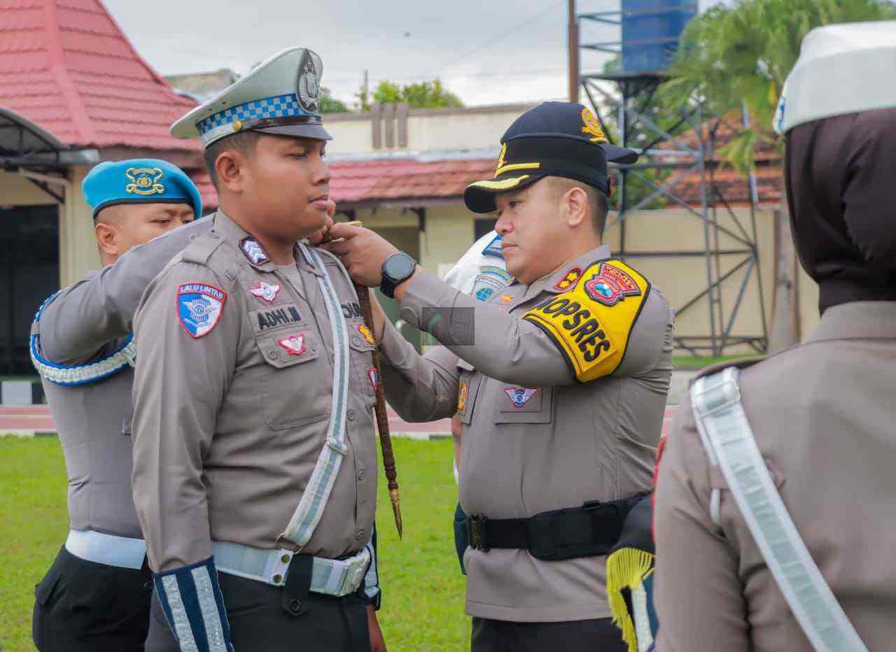 Catat Pelanggaran Target Operasi Patuh Semeru 2025, Polres Blitar Tegaskan Tertib Berlalu Lintas Kapolres Blitar AKBP Arif Fazlurrahman Memeriksa Pasukan dalam Operasi Patuh