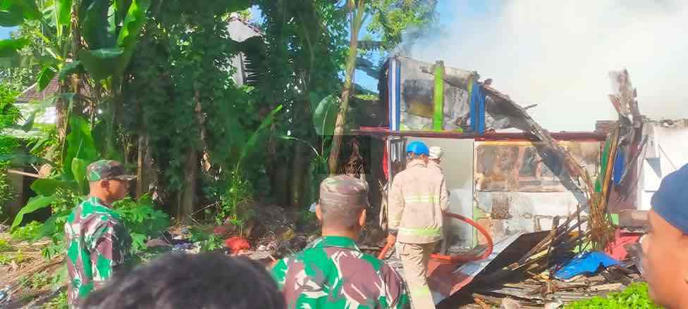 Kebakaran Rumah di Kecamatan Garum Petugas Pemadam Kebakaran Kabupaten Blitar