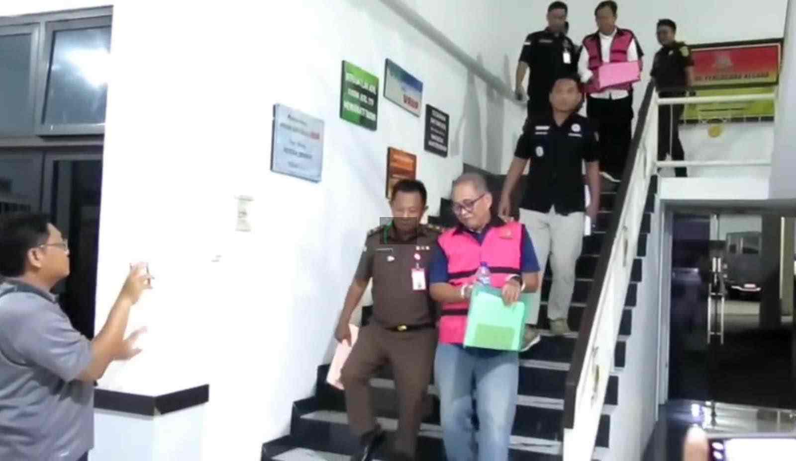Kejari Sidoarjo Tetapkan Empat Tersangka Kasus Korupsi Rusunawa, 2 Diantaranya Mantan Kadis P2CKTR Kejari Sidoarjo Tetapkan 4 Tersangka Korupsi Rusunawa Dua Diantaranya Kadis