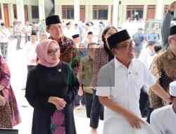 Tinjau 2 Ponpes di Kediri, Mentri Praktikno Klaim Program Pemeriksaan Kesehatan Gratis Jangkau 12 Juta Lebih Anak Tinjau 2 Ponpes di Kediri, Mentri Praktikno Klaim Program Pemeriksaan Kesehatan Gratis Jangkau 12 Juta Lebih Anak