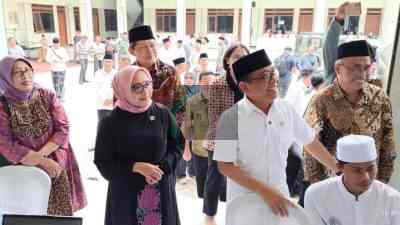 Mentri Pembangunan bidang manusia dan Kebudayaan Pratikno serta Mentri Pemberdayaan Perempuan dan anak Arifah Fauzi