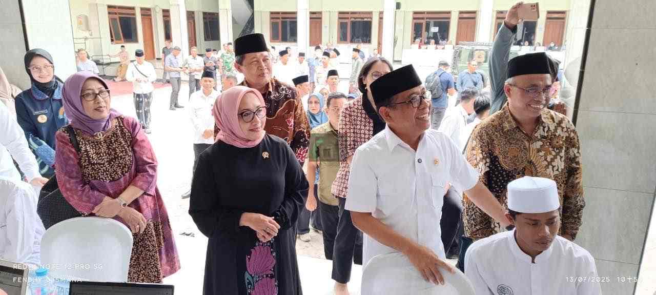 Mentri Pembangunan bidang manusia dan Kebudayaan Pratikno serta Mentri Pemberdayaan Perempuan dan anak Arifah Fauzi