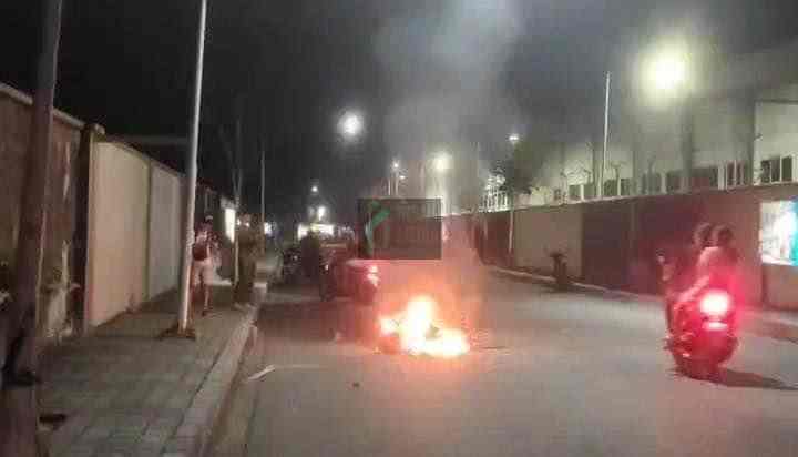 Dua Perguruan Silat Bentrok di Waru Sidoarjo, Satu Motor Ludes Terbakar Motor Terbakar di Sidoarjo