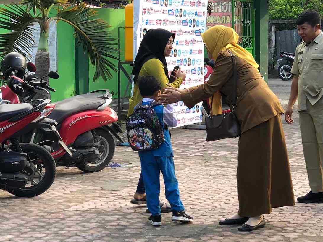 Hari Pertama Sekolah, MPLS Dimulai dengan Monitoring dan Pendampingan Orang Tua Murid siswa Sekolah Dasar Kota Blitar