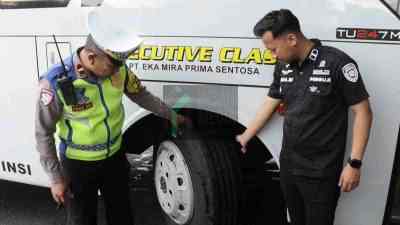 Operasi Patuh Candi Satlantas Polres Kebumen Memeriksa Ramp Check Bus di Terminal Tipe A Kebumen