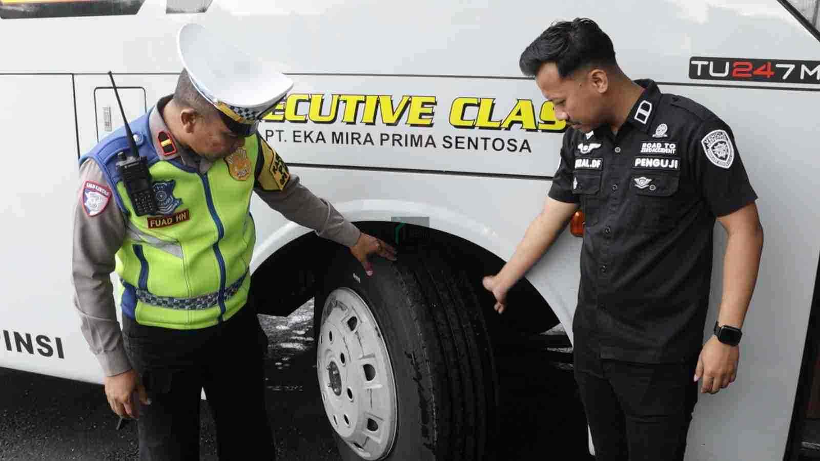 Operasi Patuh Candi Satlantas Polres Kebumen Memeriksa Ramp Check Bus di Terminal Tipe A Kebumen