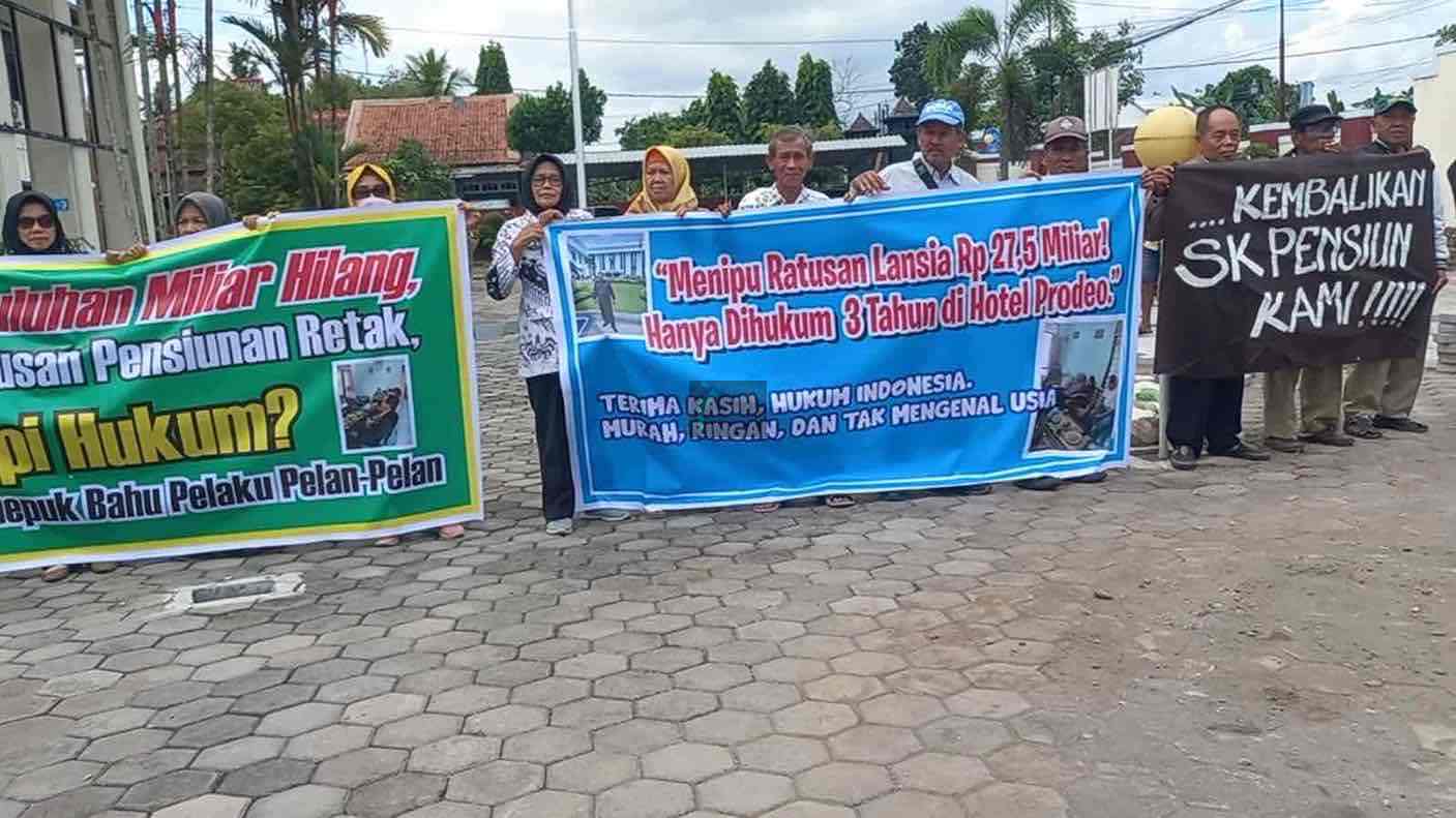 Oknum Persit Tipu Ratusan Pensiunan Senilai Rp26,9 Miliar Divonis 2,5 Tahun, Hukum Dipertanyakan Para Korban Penipuan Persit Meluapkan Kekecewaan di Luar Ruang Sidang PN Purworejo