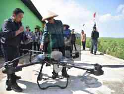 Distapang Kebumen Nilai Penggunakan Drone Pertanian, Menyongsong Petani Cerdas Distapang Kebumen Nilai Penggunakan Drone Pertanian, Menyongsong Petani Cerdas