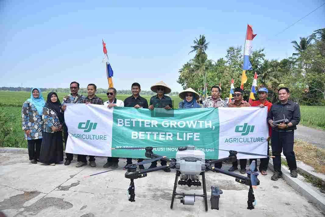 Kebumen Serius Hadapi Krisis Pangan Global, Wabup Zaeni Dorong Revolusi Pertanian Modern Lewat Teknologi Drone Petani Kebumen Gunakan Drone untuk Penyemprotan agar Lebih Efektif
