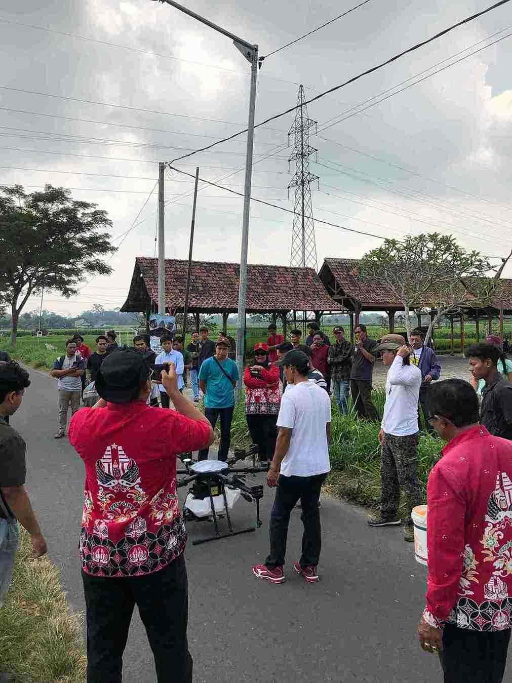 DKPP Kota Blitar Latih Petani Milenial Pakai Teknologi Modern Seperti Drone Petani Melenial di Kota Blitar Ikut Pelatihan Pertanian dengan Pemanfaatan Tekonologi seperti Drone